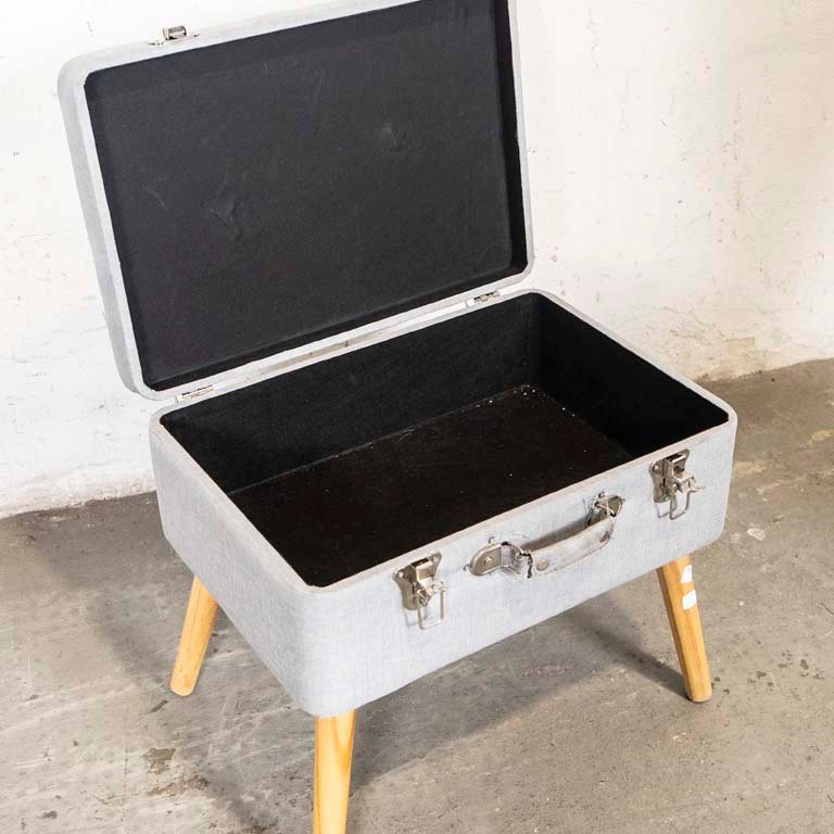 Banqueta baúl con tapizado en tela gris y patas de madera - imagen 3