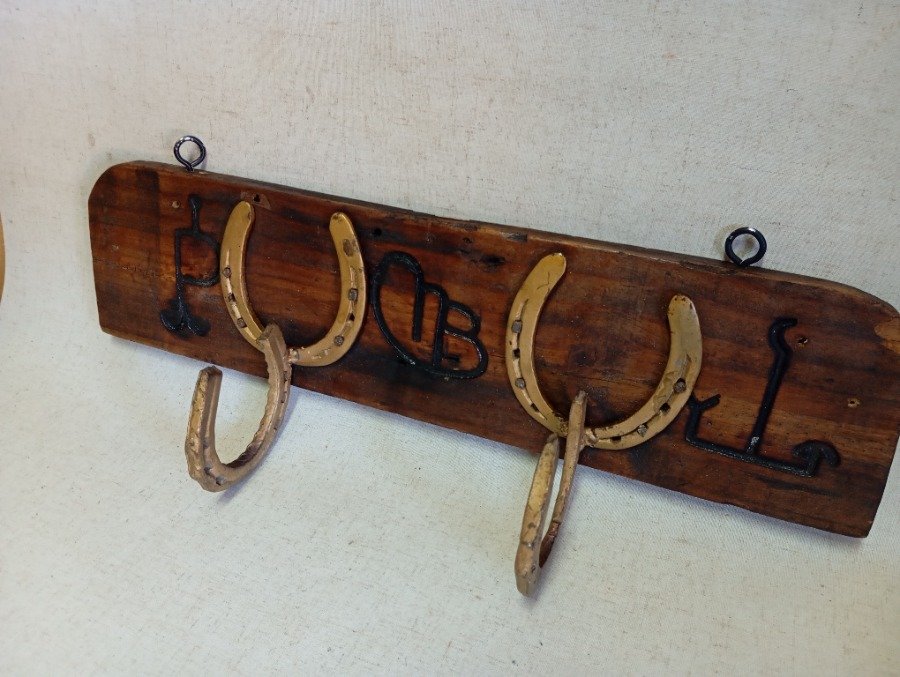 Perchero de madera con herrajes - imagen 3