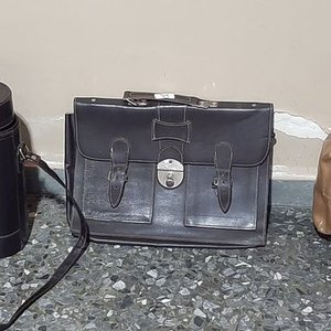 Lote anterior: Portafolio de Cuero y Dos Materas Vintage