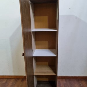 Mueble de una puerta con estantes interiores en tono madera - imagen 2
