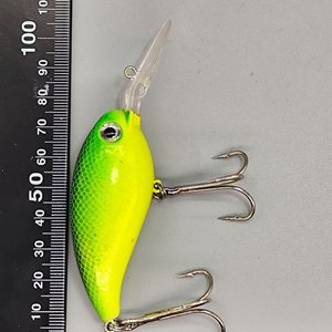 Señuelo Artificial Crankbait Verde y Amarillo con Babero y 2 Anzuelos - imagen 6