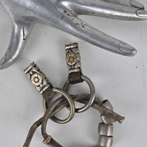 Lote anterior: Pasadores y Argollas de Platería Criolla con Detalles en Cuero y Metal