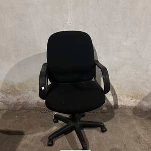 Silla de Oficina Negra Giratoria con Brazos - imagen 4