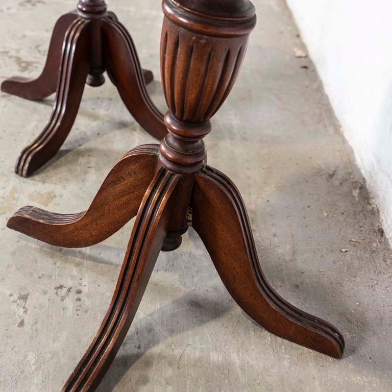 Mesitas de sala estilo Tudor con detalles en el lustre - imagen 2