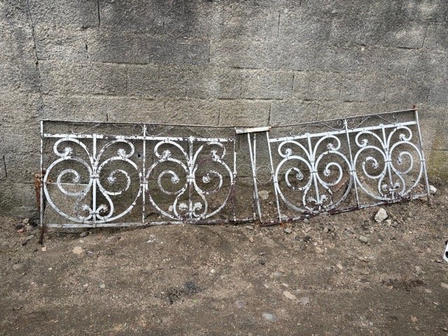 Portón Bajo de Hierro Forjado con Diseño Ornamental