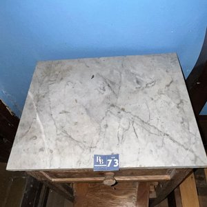 Mesita de Luz Antigua con Tapa de Mármol y Cajón - imagen 3