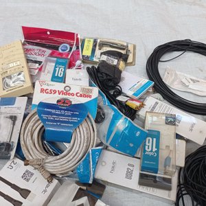 Lote de diferentes cargadores y cables . - imagen 7