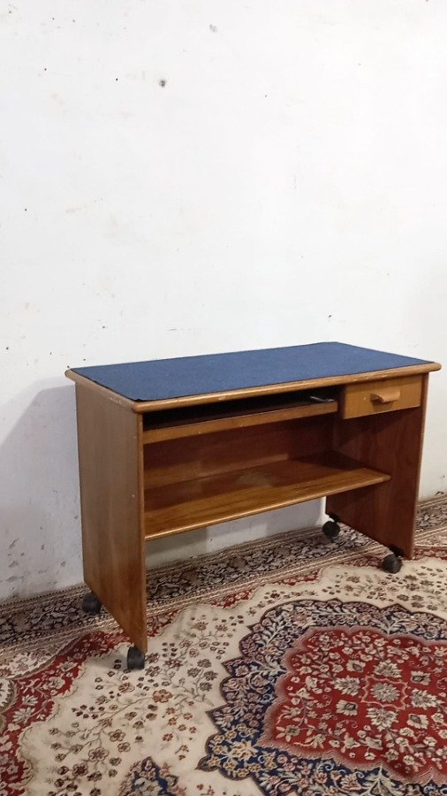 Escritorio en madera con ruedas para PC - imagen 3
