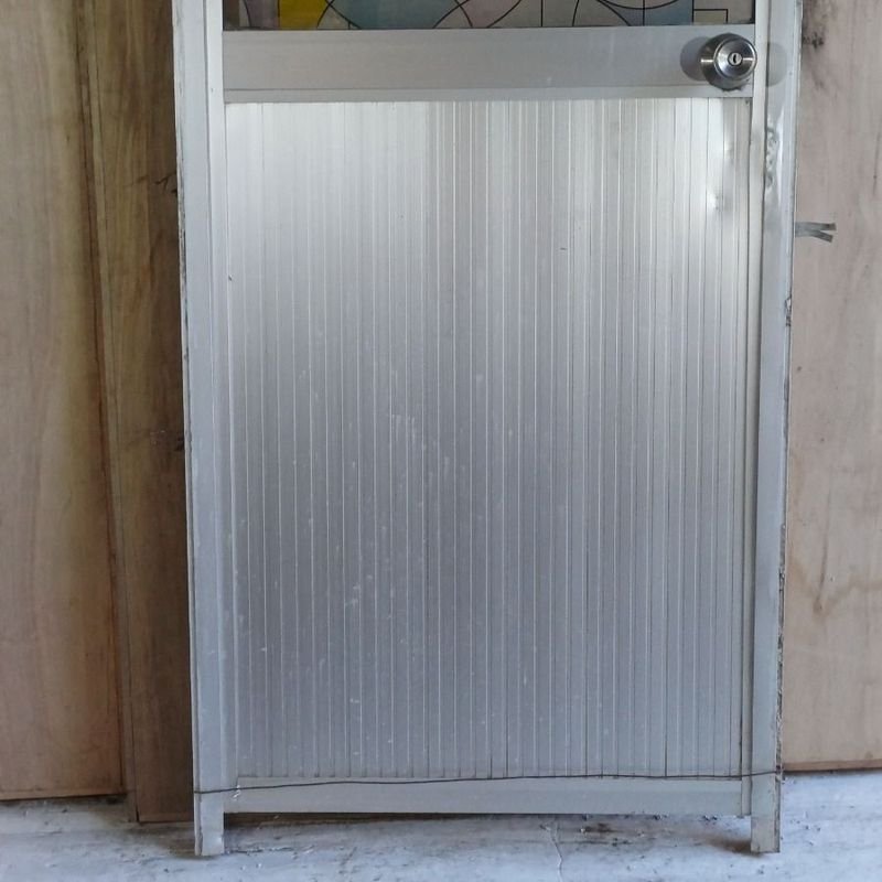 Ventana con marco de aluminio y vidrio con patrón geométrico - imagen 6