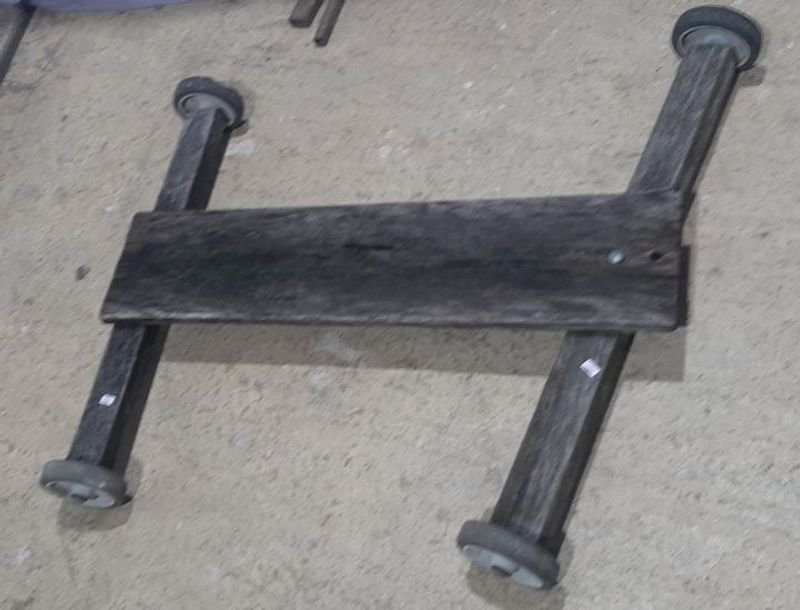 Lote siguiente: CARRITO DE MADERA CON RUEDAS DE PLÁSTICO