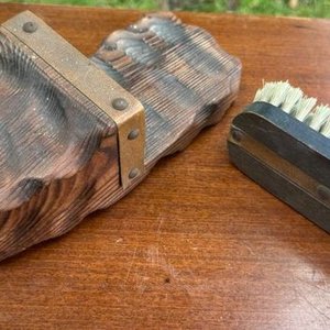 Lote siguiente: 2 zuecos de madera (con cepillo para lustrar zapatos)