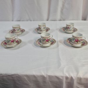Lote siguiente: Juego de 6 Pocillos y Platos de Porcelana China con Diseño Floral
