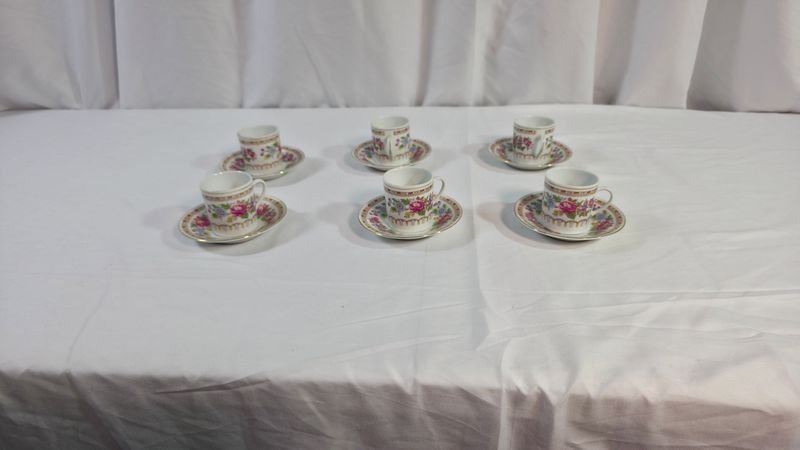 Juego de 6 Pocillos y Platos de Porcelana China con Diseño Floral