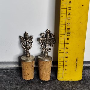 Lote anterior: Dos Tapones de Botella de Corcho y Metal con Diseño Fleur-de-lis