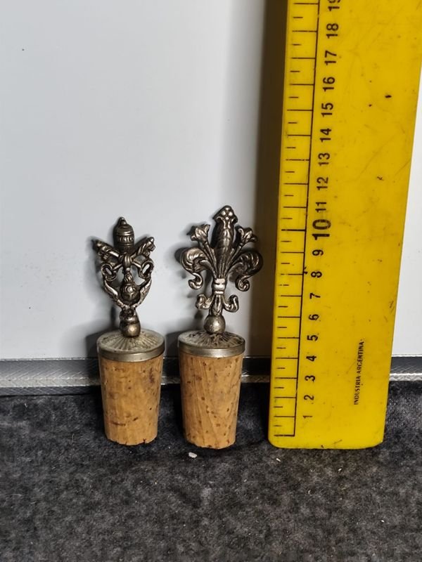 Dos Tapones de Botella de Corcho y Metal con Diseño Fleur-de-lis
