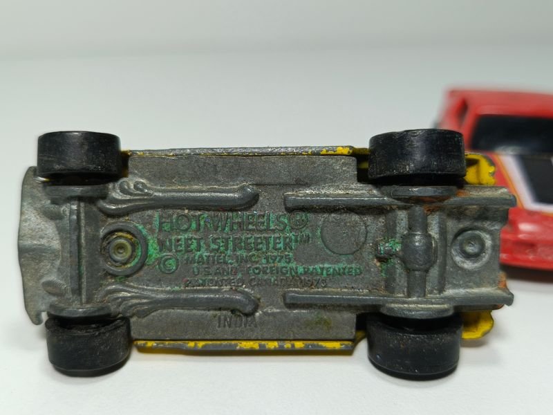 Colección de juguetes Hot Wheels metálicos - imagen 3