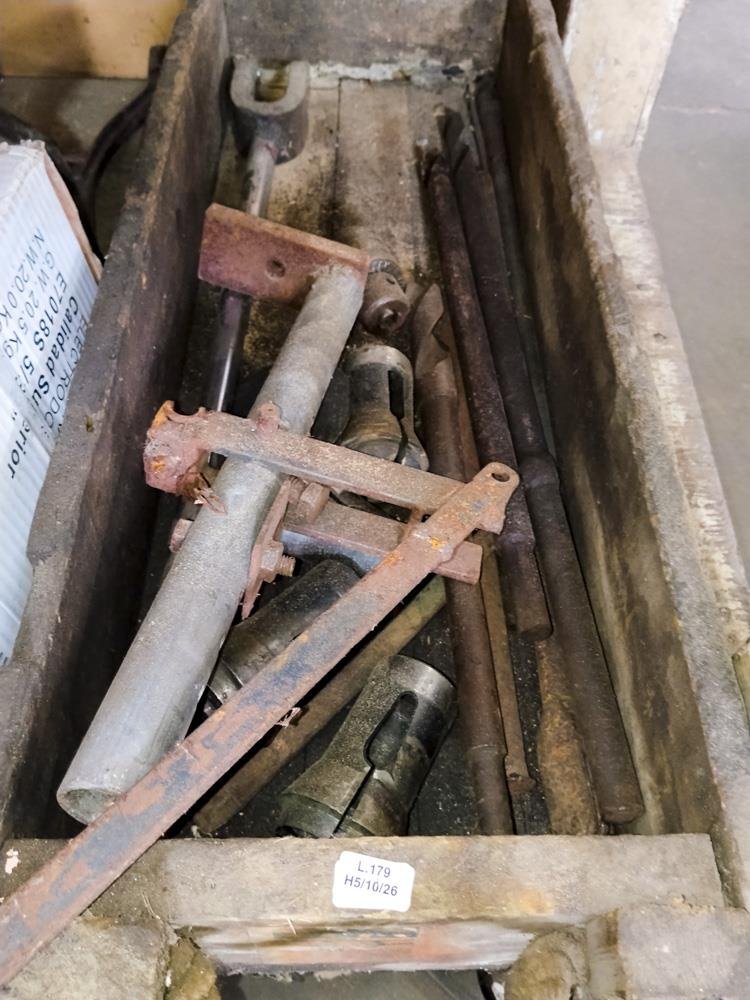 Cajón de Madera con Mechas, Boquillas y Mandril para Taladro