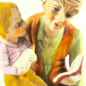 Figura de Porcelana: Anciano Leyendo a Niño, 13 cm - imagen 3