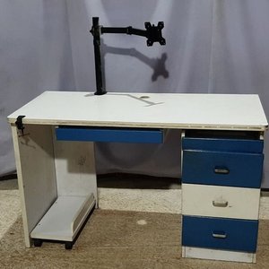 Lote anterior: Escritorio Blanco y Azul con Soporte para Monitor y Bandejas Deslizables