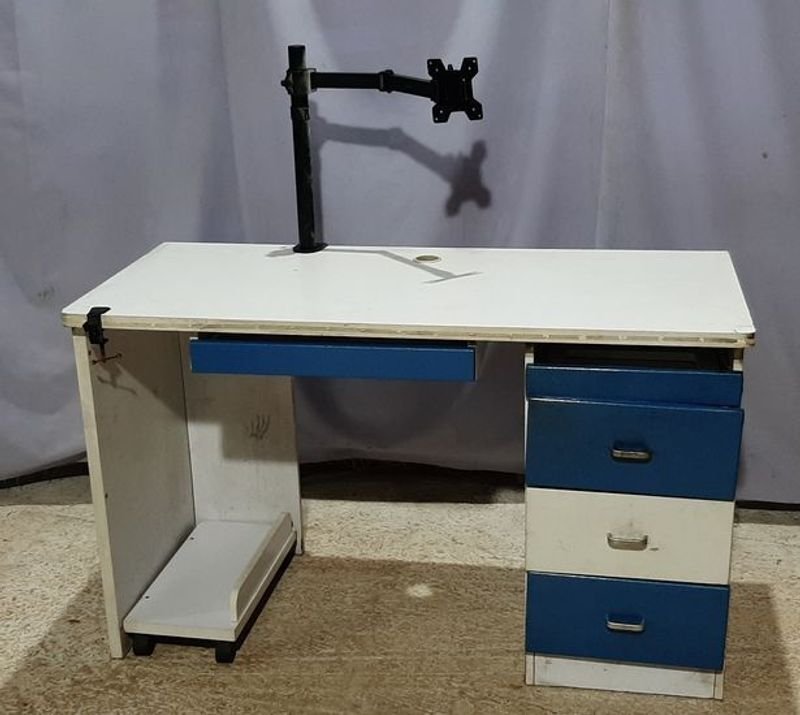 Escritorio Blanco y Azul con Soporte para Monitor y Bandejas Deslizables