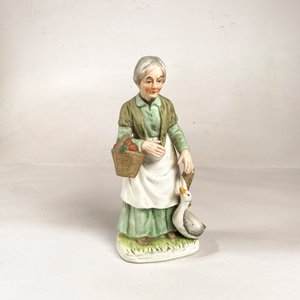 Lote siguiente: Figura "Anciana Alimentando al Ganso" en Biscuit, 20 cm