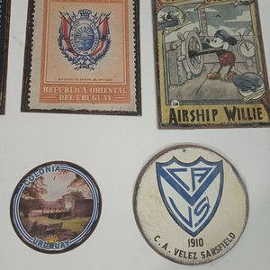 Lote de 8 Chapas Vintage Temáticas: Mickey Mouse, Uruguay, Velez Sarsfield y Más - imagen 2