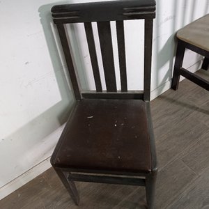 Lote de Cuatro Sillas de Madera con Tapizado Desgastado - imagen 8