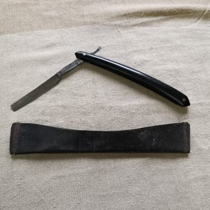 Lote anterior: Antigua Navaja de Barbero Alemana con Estuche de Cuero