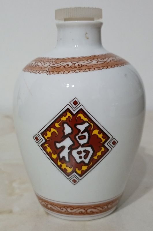 Botella de porcelana decorada con motivos tradicionales - imagen 2