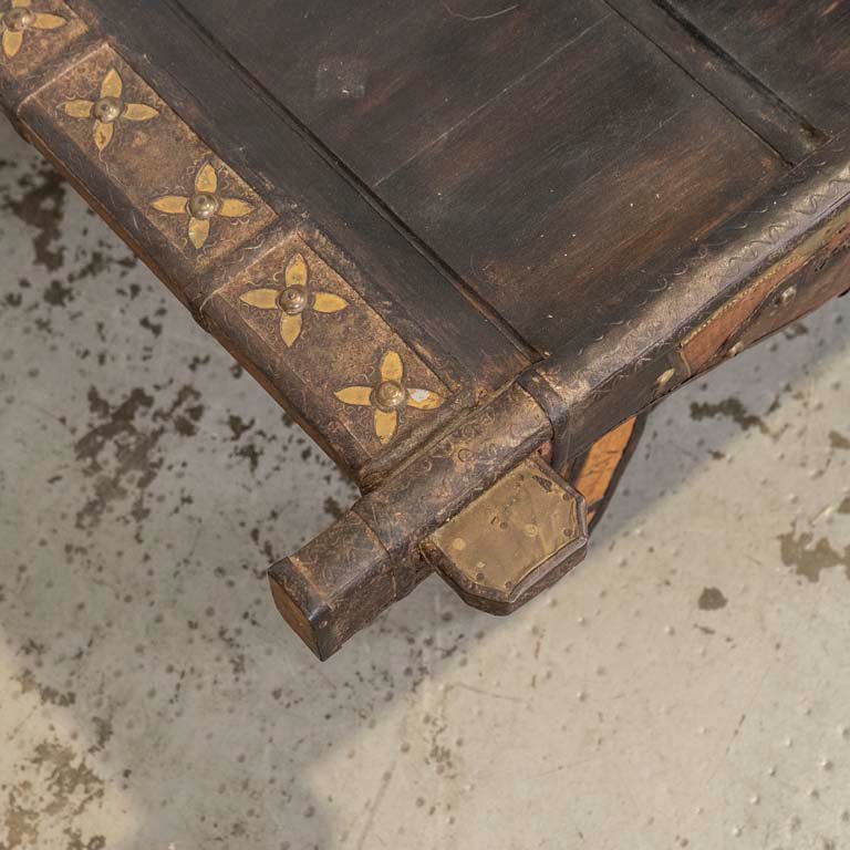 Mesa de living de madera y metal con diseño hindú - imagen 3