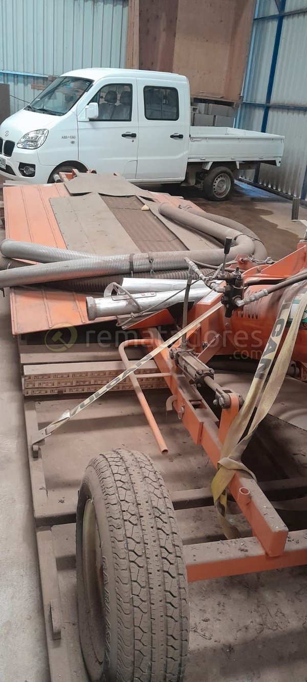 Equipo Agrícola Naranja con Ruedas y Estructura Metálica