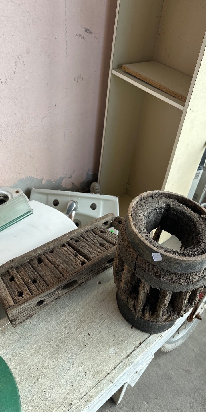 Masa de Madera Antigua y Rueda de Carro
