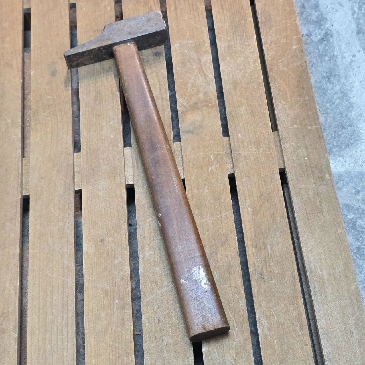 Martillo de Pena con Cabeza de Metal y Manija de Madera - imagen 3
