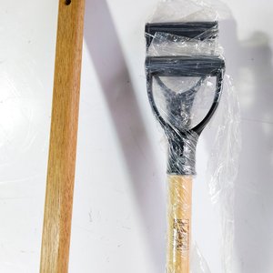 Lote de 5 herramientas: 4 palas con cabo de madera y 1 hacha - imagen 7