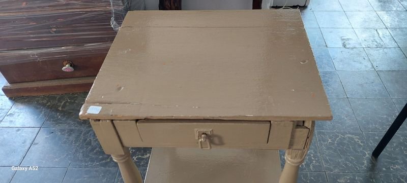 Noche de mesa en madera con cajón y puerta - imagen 4