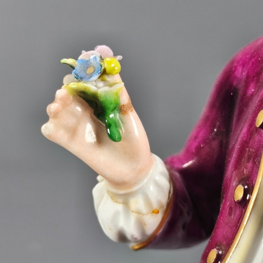 Figura de caballero en porcelana alemana Sitzendorf - imagen 5