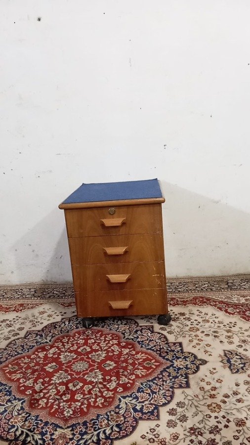 Lote siguiente: Cajonera rodante en madera con tapa de tela y cuatro cajones