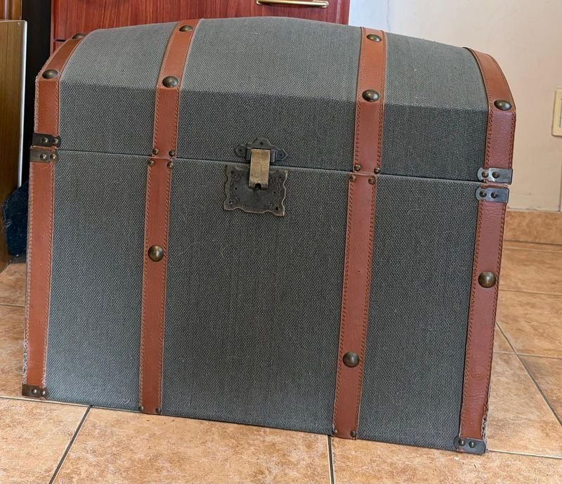 Baúl Antiguo Decorativo con Tapa Curva y Detalles en Cuero