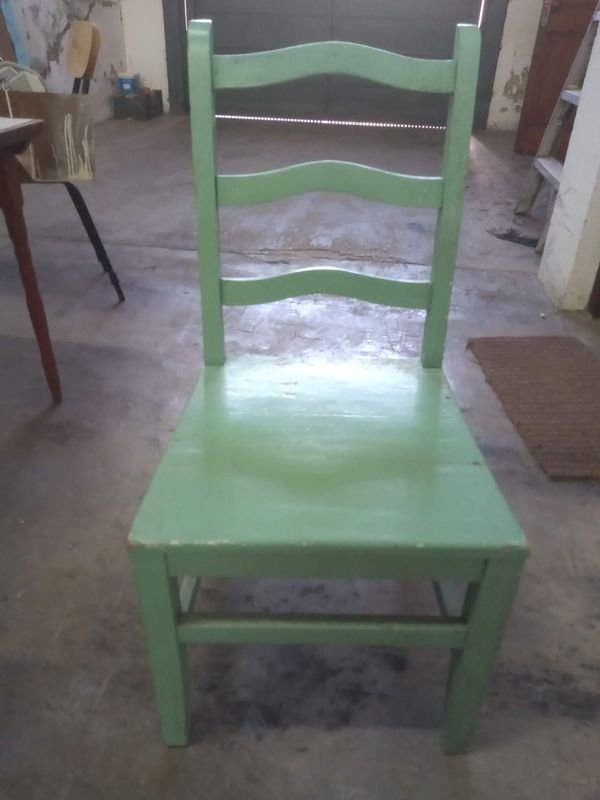 Silla de Diseño Clásico con Colores Vibrantes