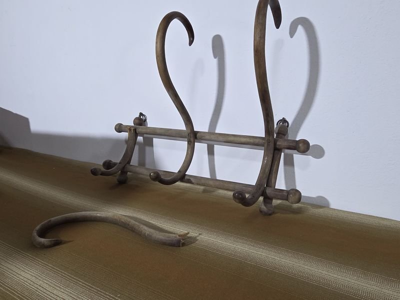 Lote siguiente: Antiguo perchero Thonet de 3 ganchos