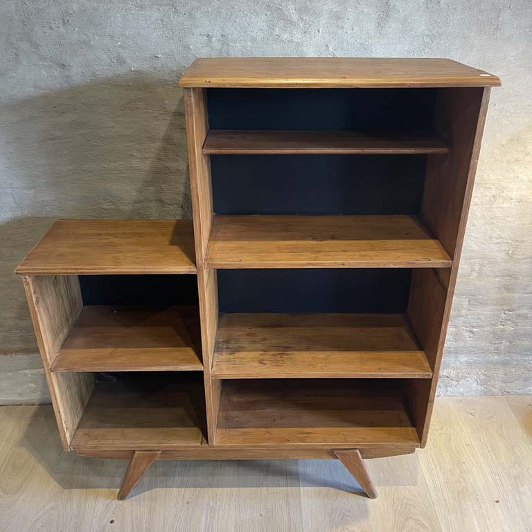 Lote siguiente: Estante americano en pino - Medidas: 103x32x120cm