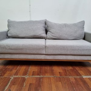 Sofá de 2 Cuerpos Moderno en Tela Gris Jaspeada con Patas de Madera - imagen 2