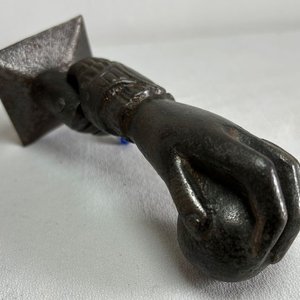 Llamador de Puerta Antiguo de Hierro Fundido con Forma de Mano - imagen 1
