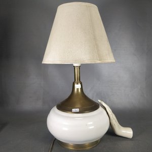 Lámpara de Mesa Cerámica Blanca y Bronce con Pantalla - imagen 3