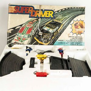 Juego pista de auto de carreras SUPER DRIVER marca Polistil compuesta por: 2 autos, tramos de pista, 2 controles y transformador. - imagen 1