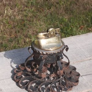 Encendedor de colección dorado con soporte ornamental - imagen 2