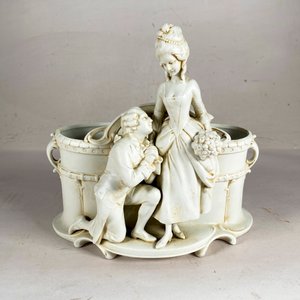 Lote anterior: Jardinera de Biscuit con Escena Galante, Reparada