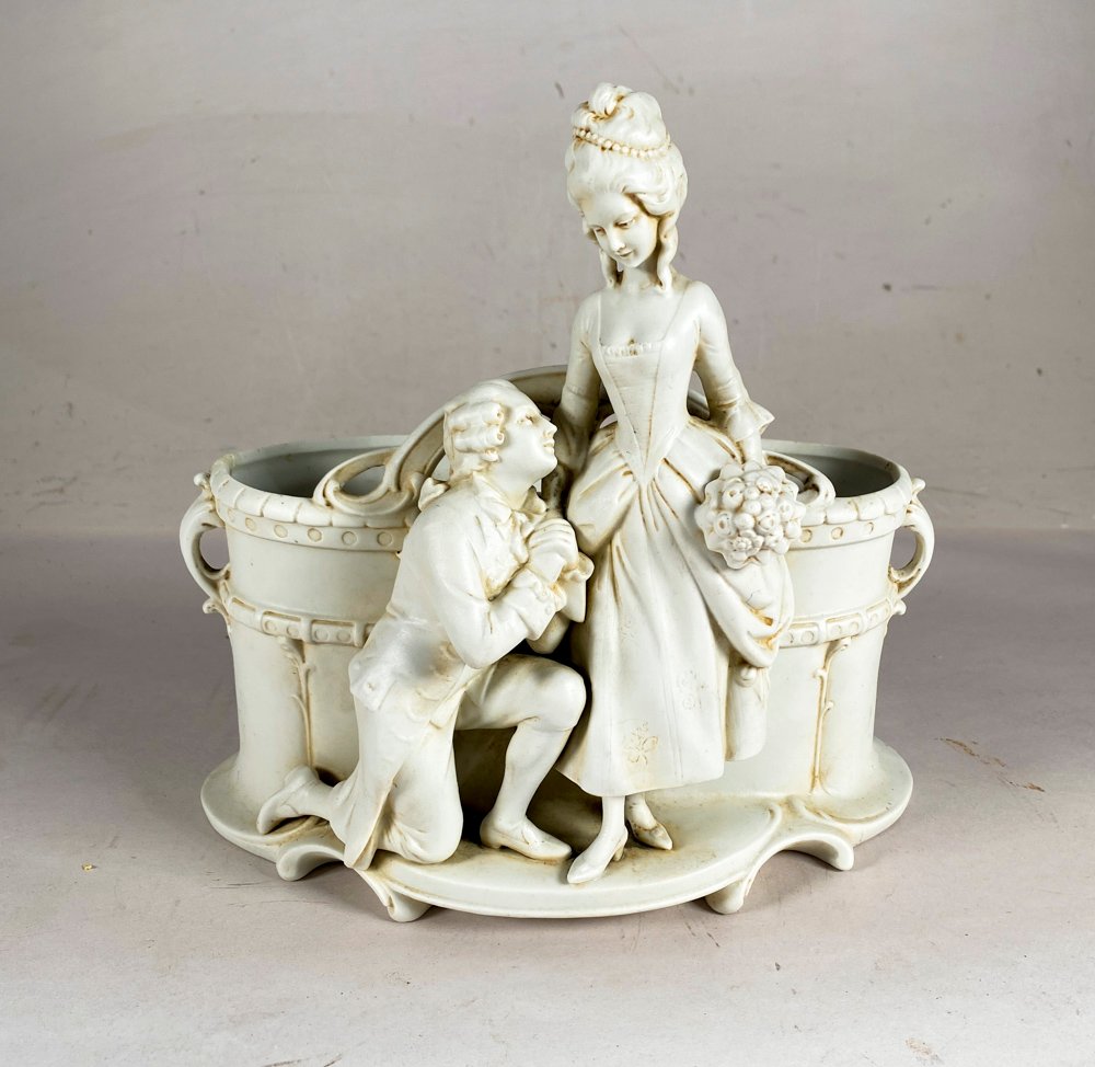 Jardinera de Biscuit con Escena Galante, Reparada