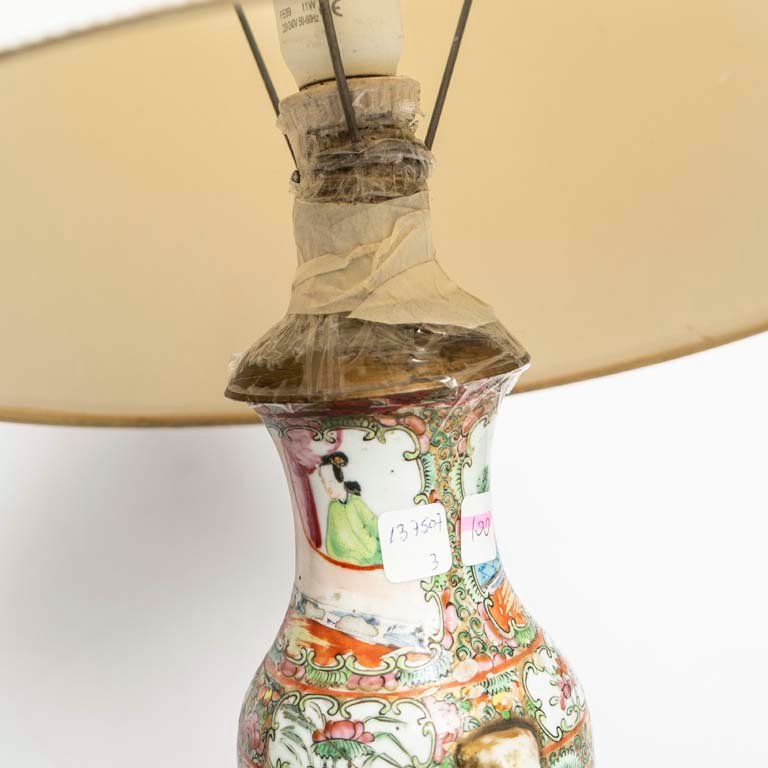 Lámpara de mesa con diseño colorido - imagen 2