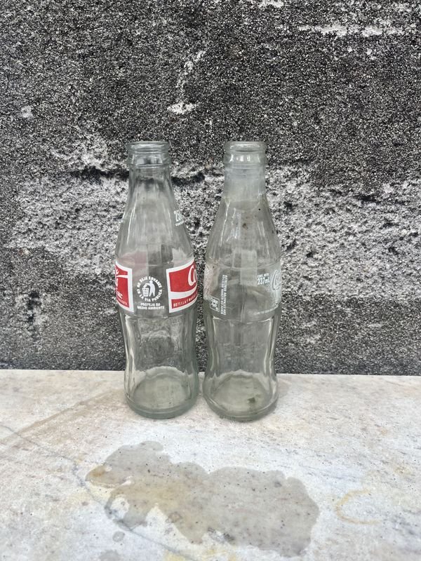 Dos botellas de Coca-Cola vacías - imagen 4
